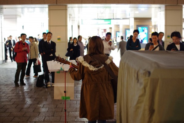 Musikantin mit Gitarre